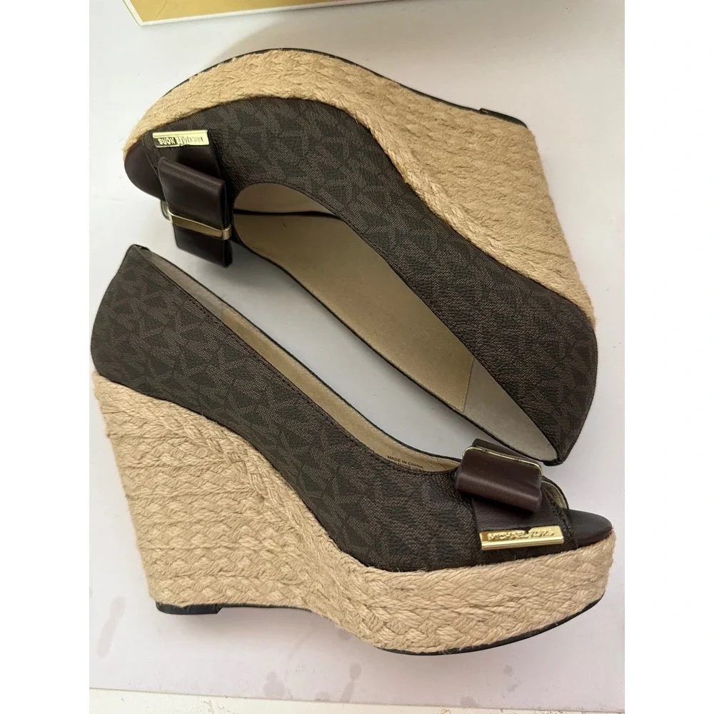Michael Kors Brown Monogram Peep Toe Wedge Espadrille Sandals Bow 8M NEW
